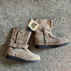 Muk Luks boots, tan size 6 new with tags